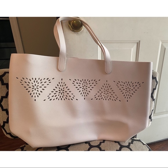 3/$30 Sale+free shipping Chic & Sleek Spring Tote - Picture 2 of 5